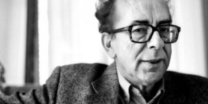 Kthimi i Ismail Kadares në Shqipëri pas azilit politik në Francë, ja fjalët e para që i pati thënë sapo zbriti nga avioni
